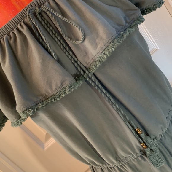 Beautiful DEREK HEART Romper - Picture 13 of 15